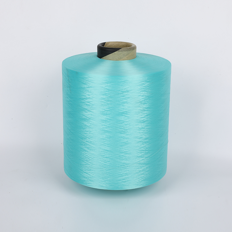 O Fio DTY de poliéster tingido de droga possui propriedades que absorvem a umidade?