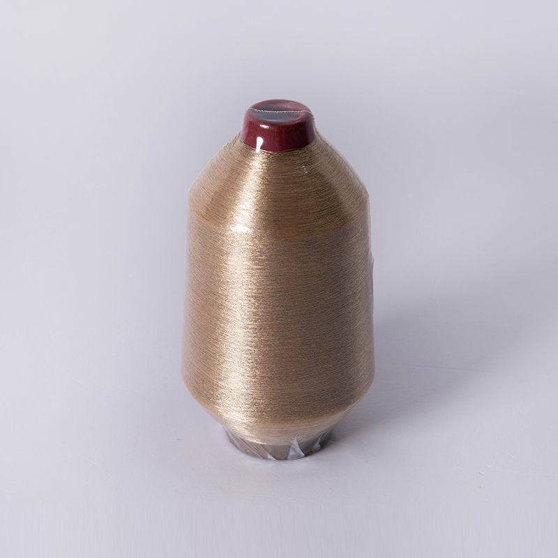 Como o fio de bordado metálico adiciona glamour e impacto visual?